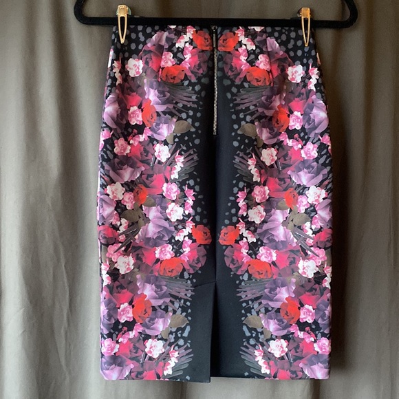 Guess Printed Pencil Skirt - Picture 3 of 4